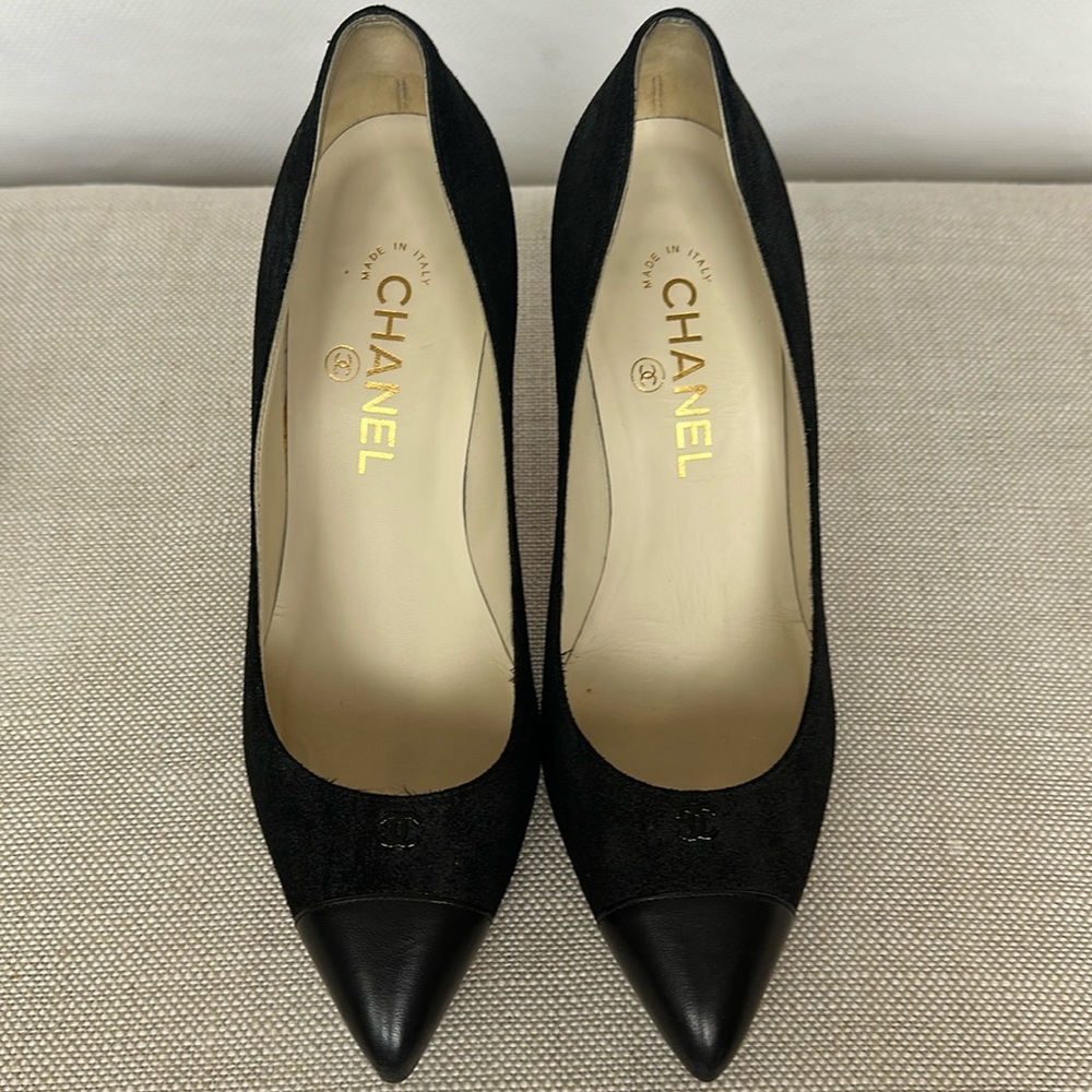 Size 38 Chanel black suede and leather pumps